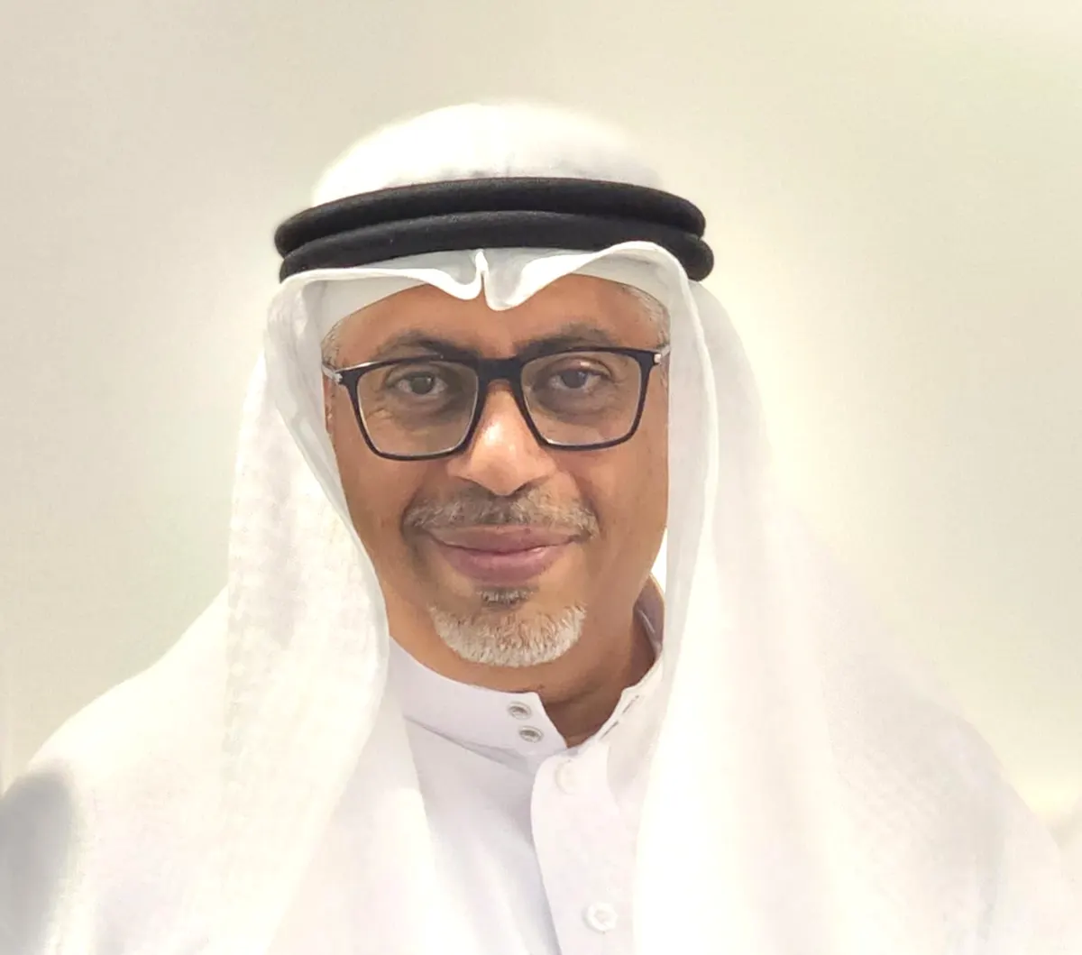 من قلعة القطيف.. تقديرًا لجهوده خلال مسيرته المهنية.. منسوبو الشاطئ الابتدائية يكرّمون المعلم «حسام السنان»