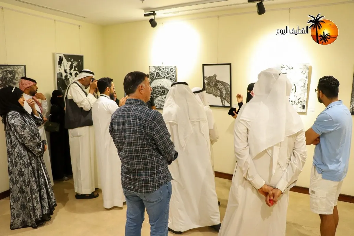 في وسط العوامية.. القطيف تنصت لفن ينطق بـ الأبيض والأسود