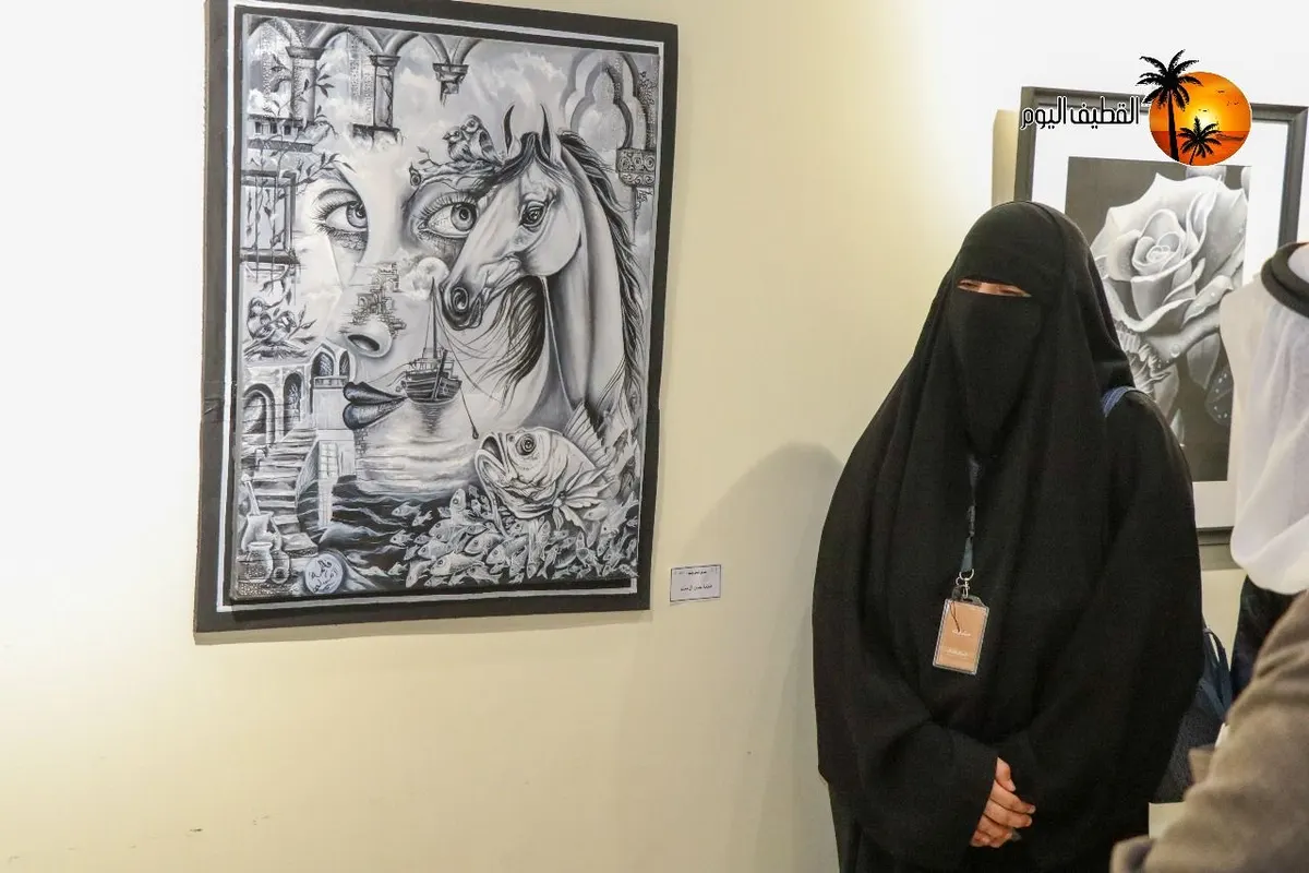 بين الملاحة ووسط العوامية.. أنامل فاطمة آل مسلم تتلاعب بـ«الأبيض والأسود» على صهوة الحصان وهدير البحر ونظرة العين