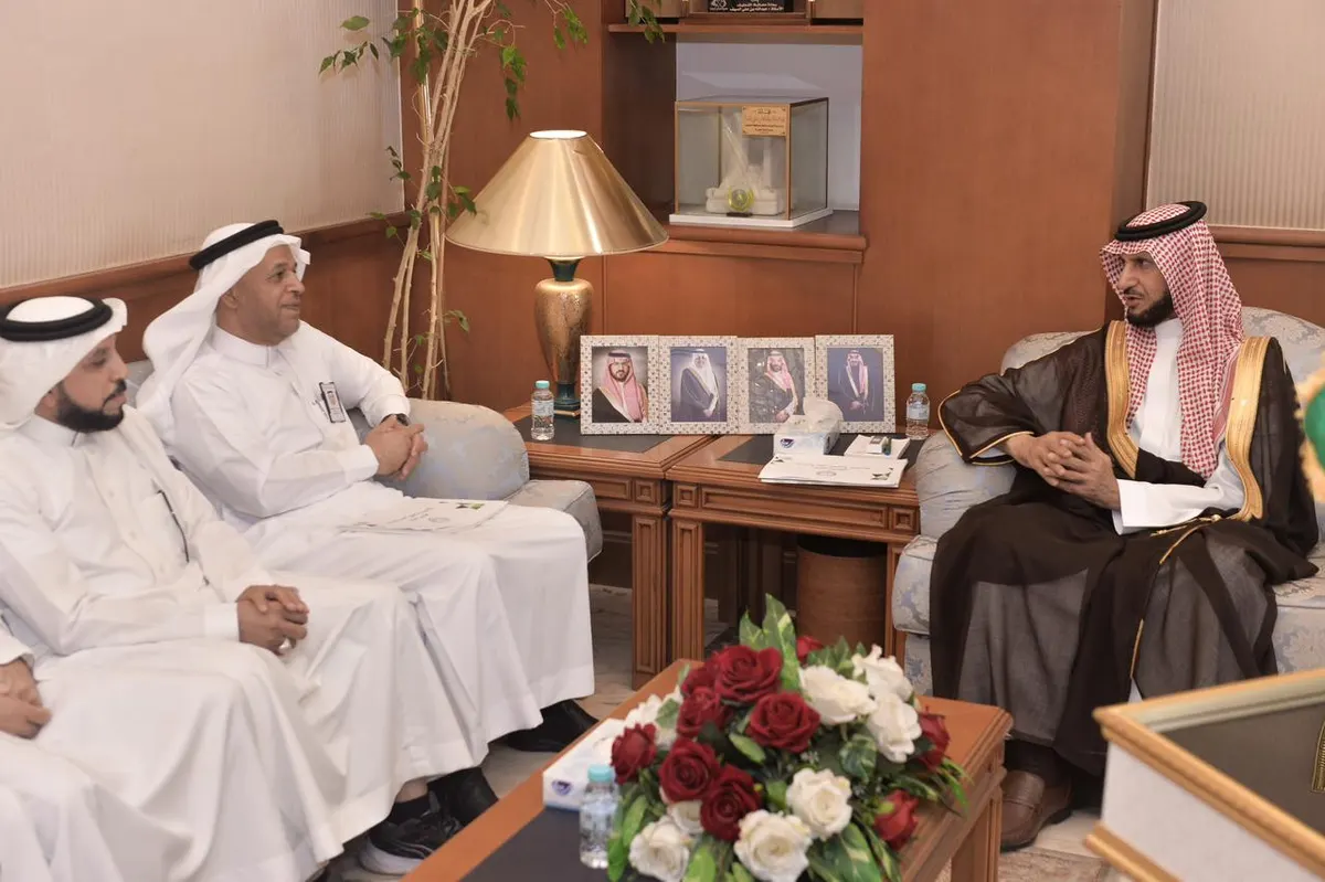 محافظ القطيف يلتقي جمعية مضر بالقديح.. ويطلع على تقريرها السنوي في عامها الـ60