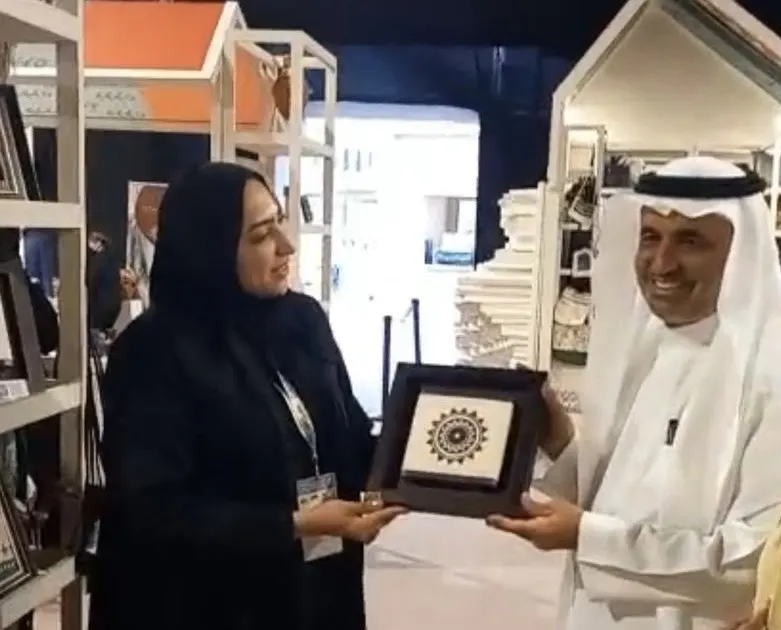 من قطيف البحر إلى ردهات الرياض.. ضحى أخضر تنسج مجد الحرفة بالعقدة في «بنان»