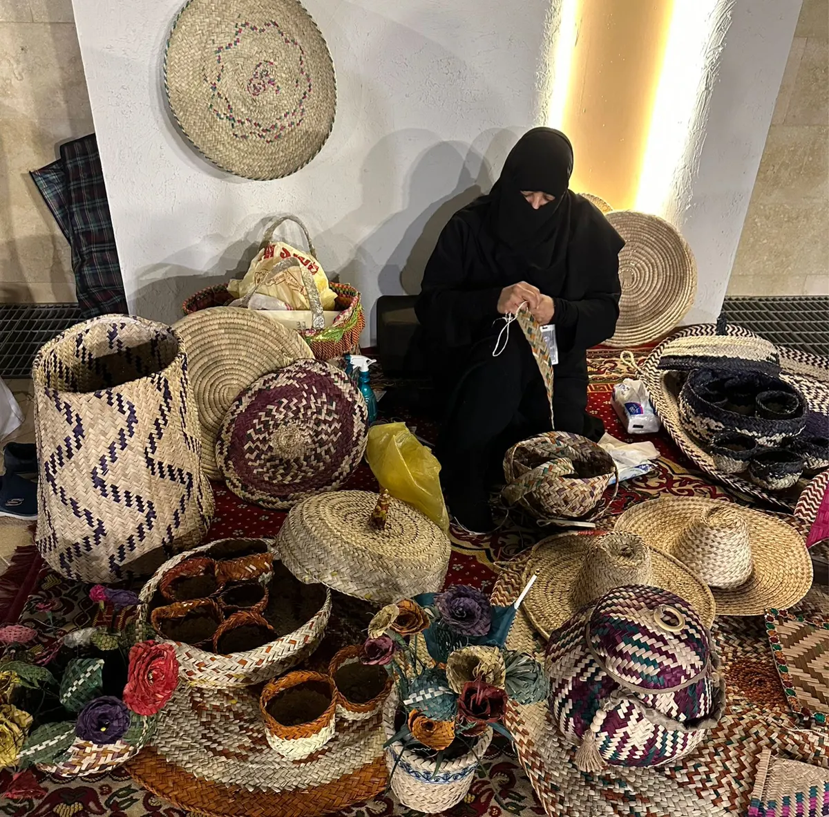 فتحية آل صلاح تخطف الأضواء في مهرجان الروبيان… إبداع قادم من صفوى ينسج ذاكرة الخوص في وسط العوامية