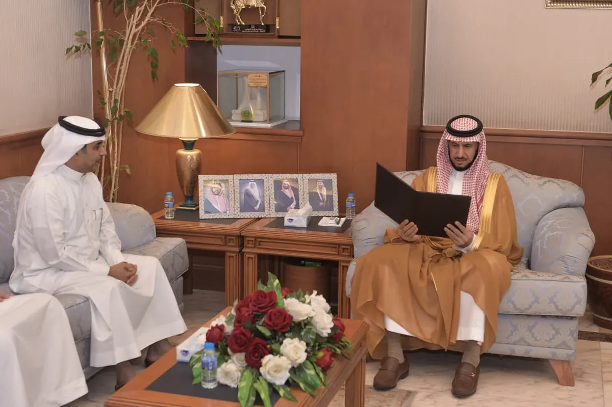 محافظ القطيف يطّلع على برامج ومبادرات جمعية سيهات للخدمات الاجتماعية