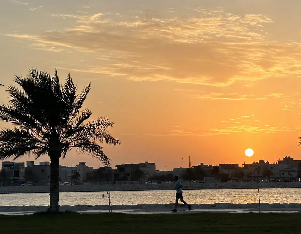 القطيف تستيقظ على ضبابٍ خفيف.. إنذار أصفر يرافق الصباح وحرارة تنخفض إلى 16°