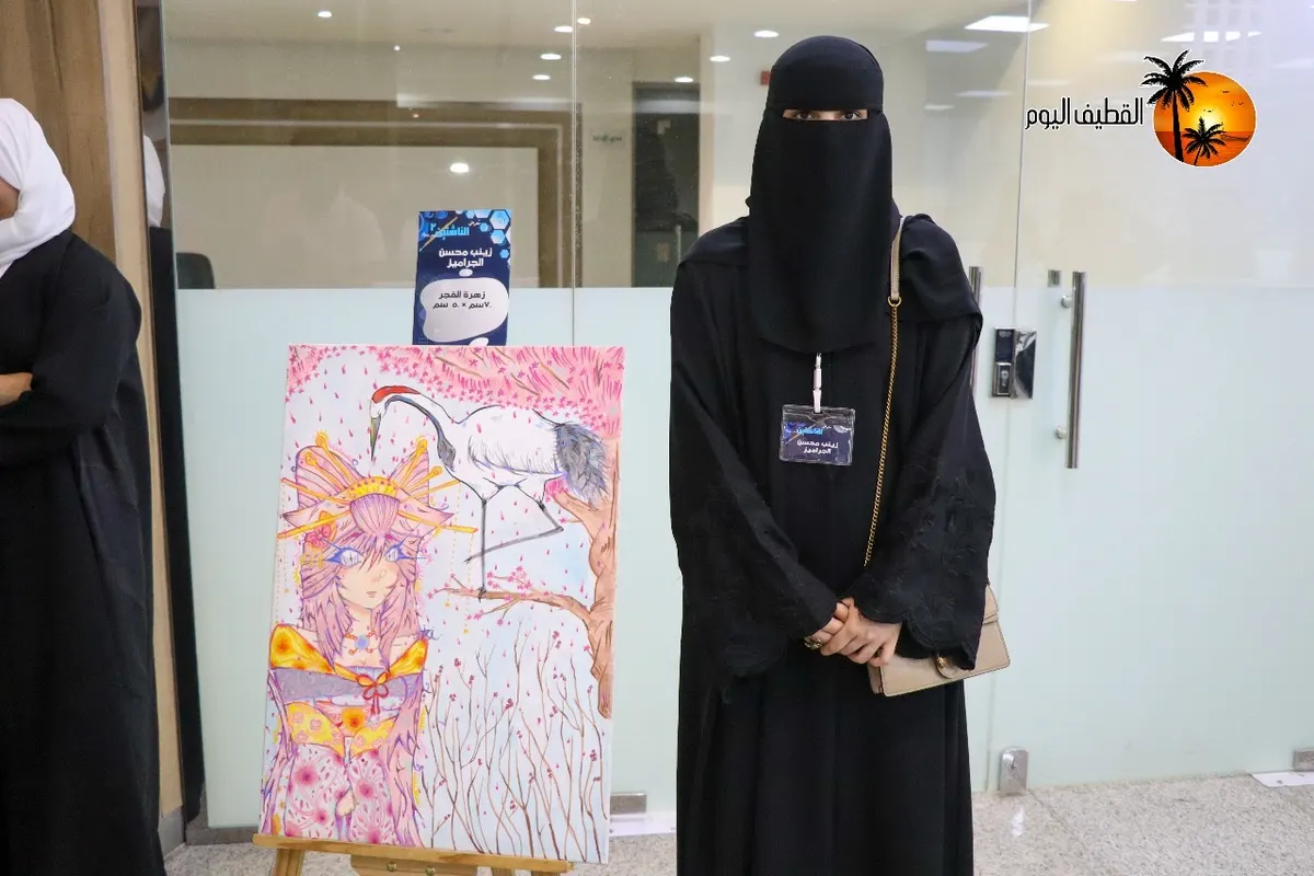 لوحة «زهرة الفجر» تمثّل حضور زينب الجراميز في «معرض الناشئين الفني الثاني» بالقطيف