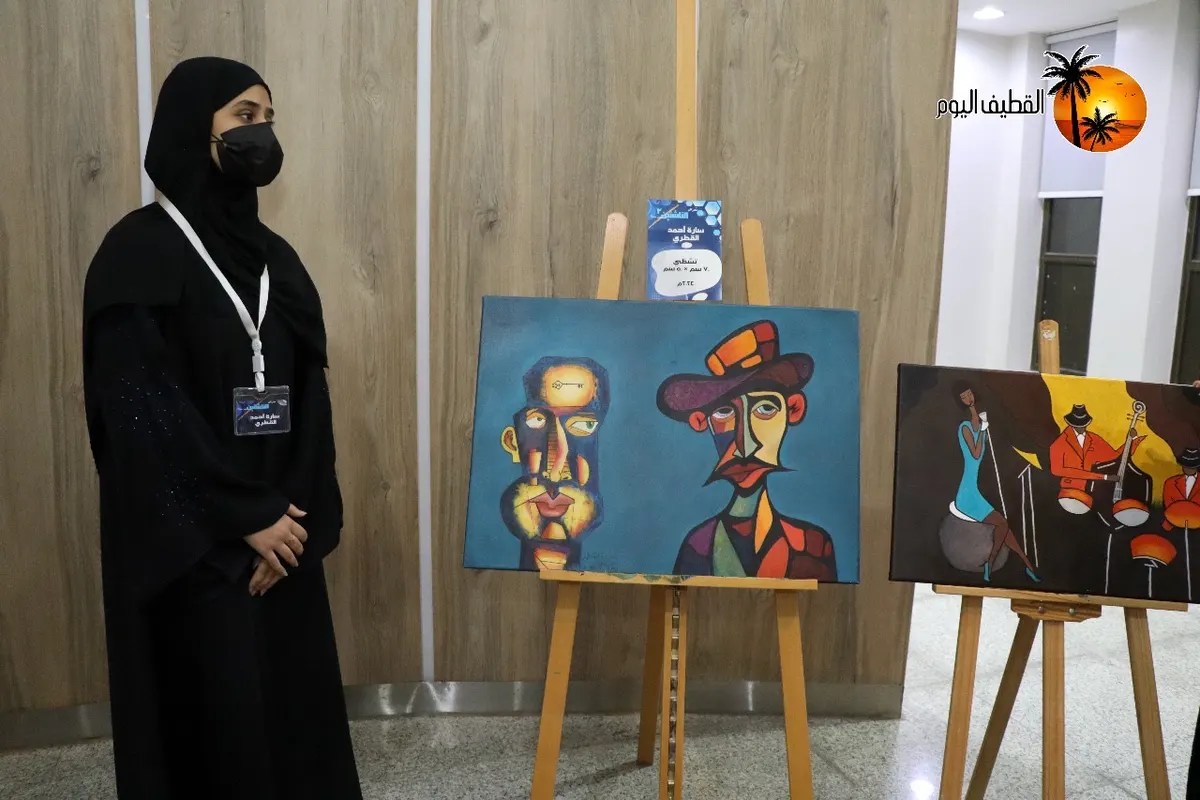 ملامح تُفكَّك لتُعاد صياغتها.. سارة أحمد القطري تحاور التجريد في بهو بلدية القطيف