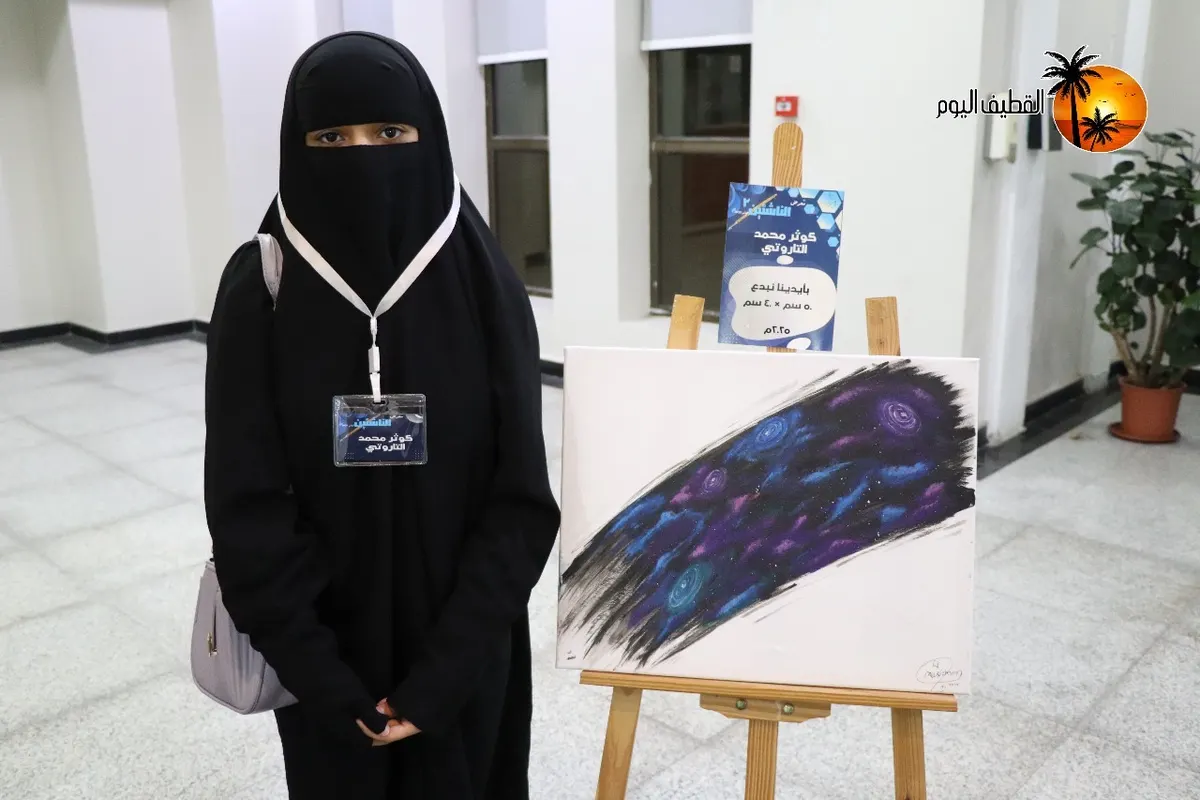 فضاء لوني مفتوح… كوثر محمد التاروتي تقدّم تجربة تجريدية تتأمّل الكون في «معرض الناشئين الفني الثاني»