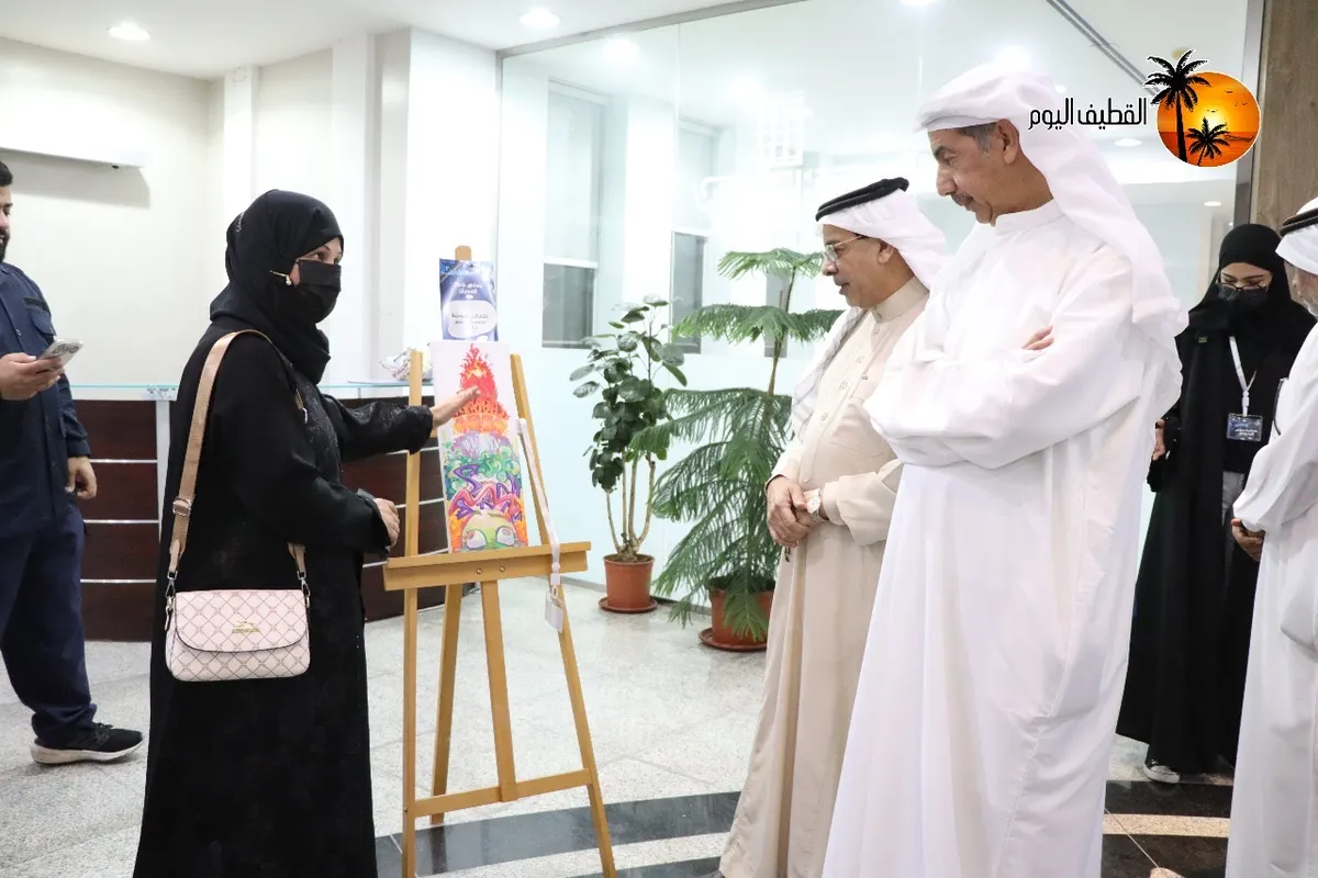 «التفكير المفرط» بلغة اللون… يمنى جمال العمران تشارك بعمل تعبيري في «معرض الناشئين الفني بالقطيف»