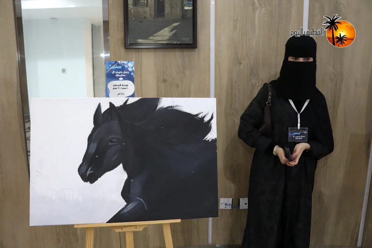 الحصان كرمز للقوة والحرية… رسل حيدر آلِ سليمان تقدّم حضورًا بصريًا واثقًا في «معرض الناشئين الفني الثاني»