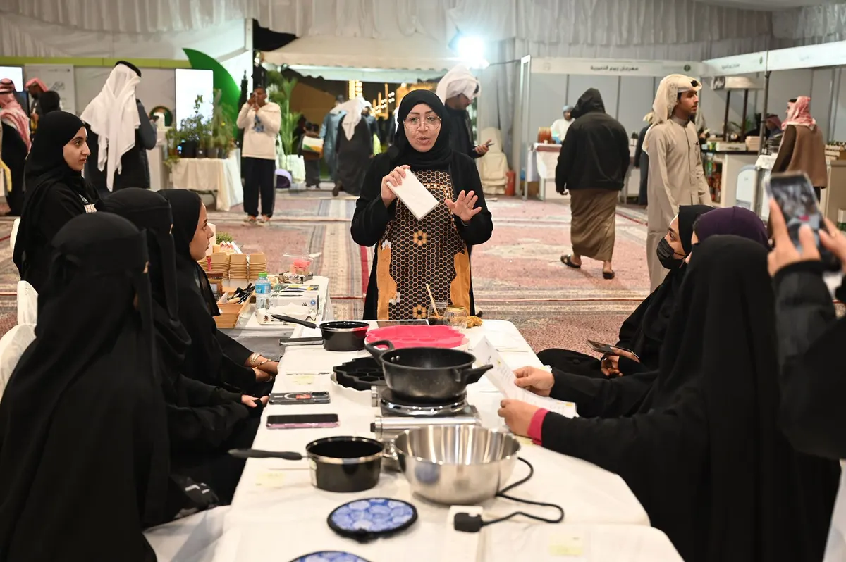 العويوي تنقل فن صناعة الصابون من شمع العسل من القطيف إلى النعيرية في مهرجان ربيع النعيرية 2026
