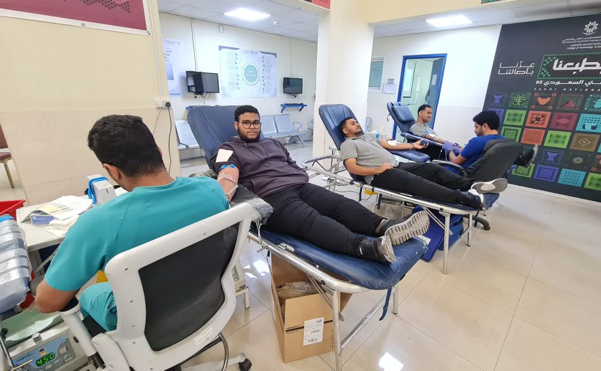 بالصور.. 120 متبرعًا في حملة التبرع بالدم بتقنية القطيف