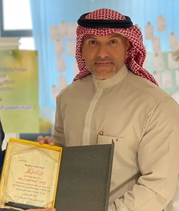 من سنابس… مدرسة الساحل المتوسطة بتاروت تكرّم مديرها أشرف آل سالم بعد 15 عامًا من العطاء