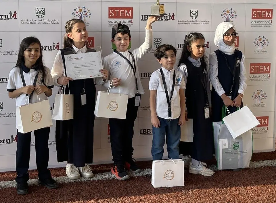 بالأسماء.. مشروع إنساني يقود إلى الذهب.. طلاب القطيف والدمام ينتصرون للفكرة الذكية في ستيماثلون 2026