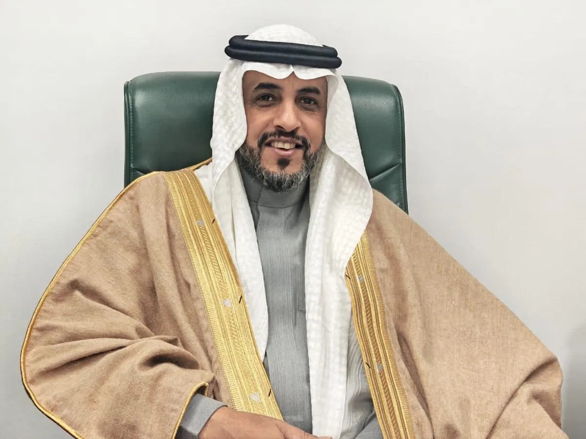 من سيهات.. الفنان منصور الحمود يكرّم مدير مدرسة السلام الابتدائية محمد الزهراني بلوحة فنية