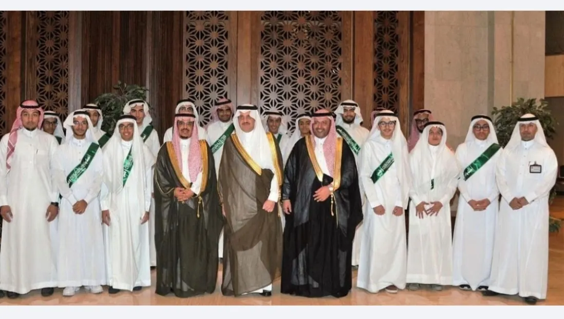 أمير الشرقية يستقبل منسوبي تعليم القطيف وطلاب دار الحكمة في «الأثنينية»