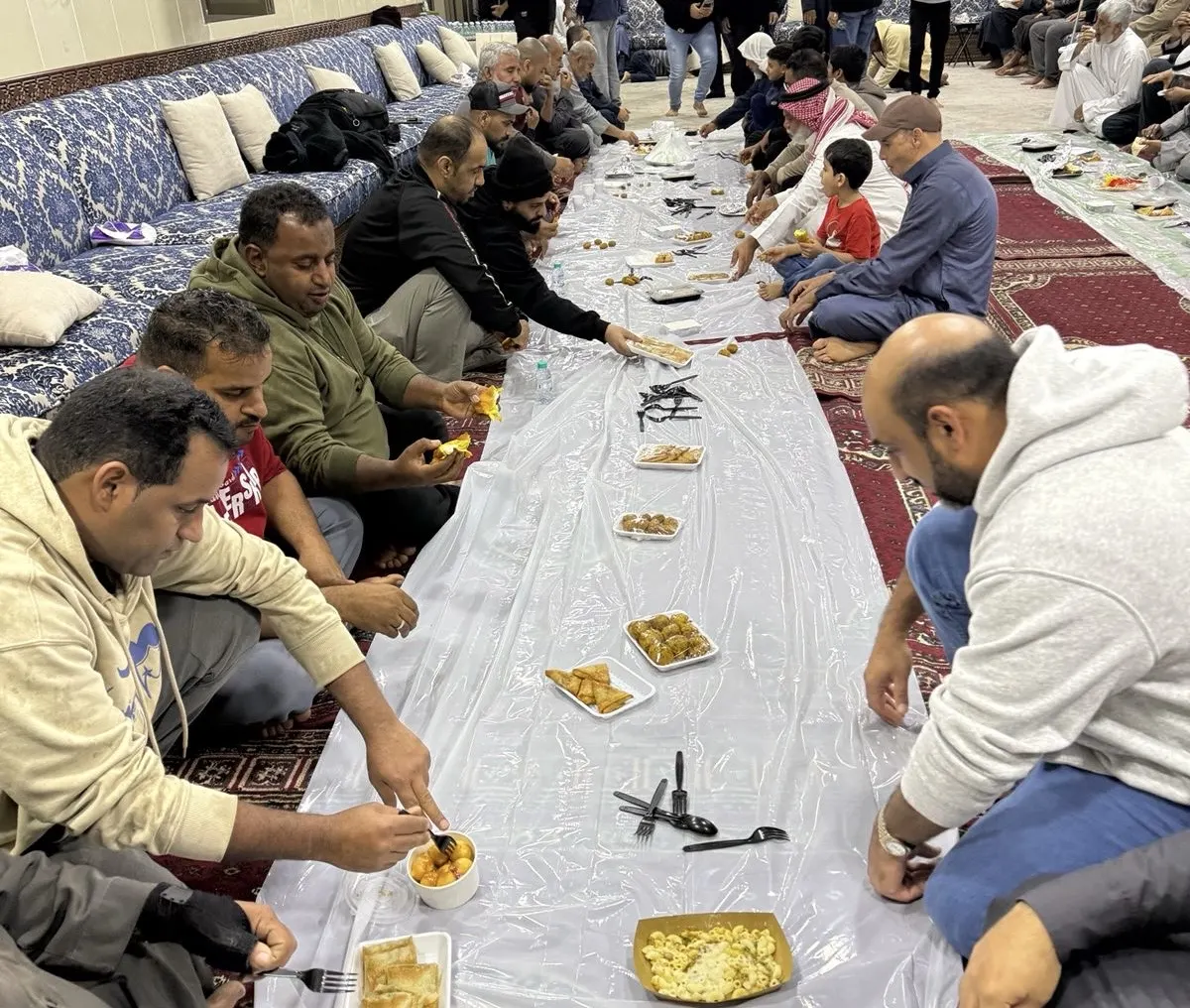 على مائدة واحدة.. مكرمو الموتى بالقطيف يلتقون في إفطار رمضاني بالقديح