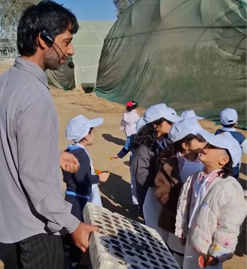 في المزرعة النموذجية بالقطيف.. أطفال يكتشفون أسرار الزراعة ويتعرّفون على أنظمة الري والبيوت المحمية في زيارة تعليمية ميدانية