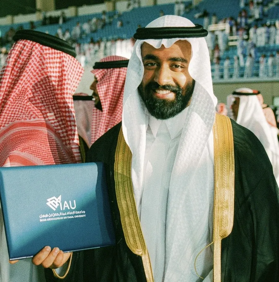 من سيهات.. «جامعة الإمام عبدالرحمن بن فيصل» تمنح يوسف العرب درجة البكالوريوس في طب وجراحة الفم والأسنان