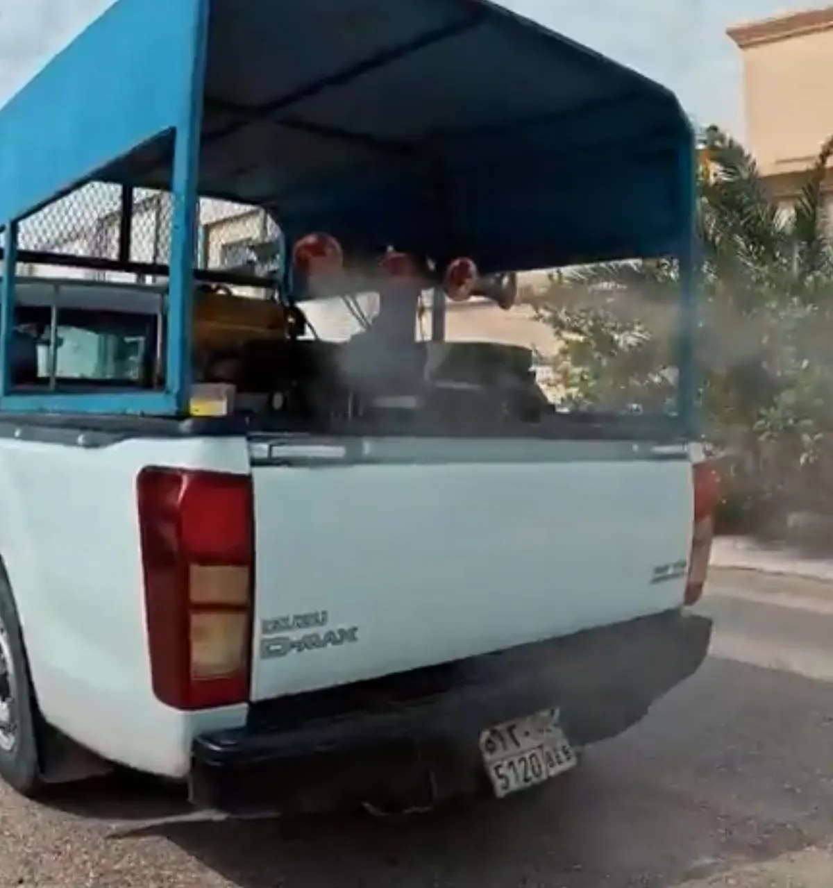 في القطيف.. آليات رش المبيدات تلاحق الحشرات في الأحياء بلا توقف