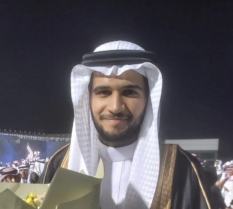من البحاري.. «جامعة الملك فيصل» تمنح علي آل حاجي درجة البكالوريوس في علم الاجتماع