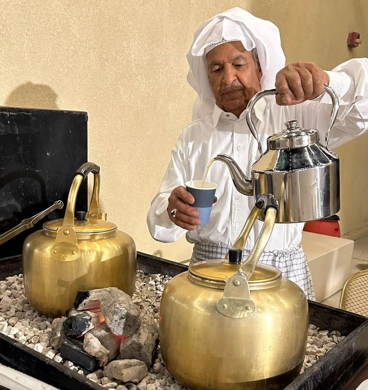 من جزيرة تاروت إلى «خيرات الشرقية».. حسن كرانات يغلي حكاية 72 عامًا على مواقد القهوة والشاي
