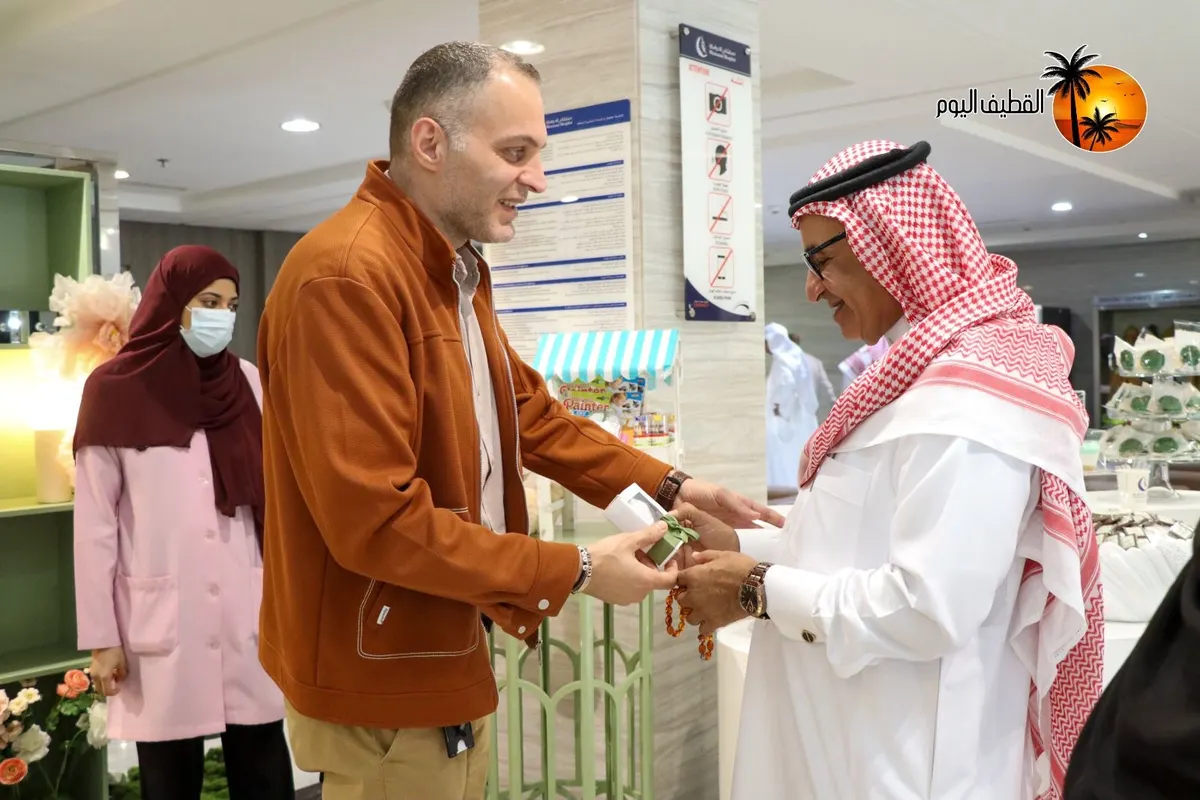 بالهدايا والمعايدات.. «مواساة القطيف» ينثر بهجة العيد.. صور وفيديو