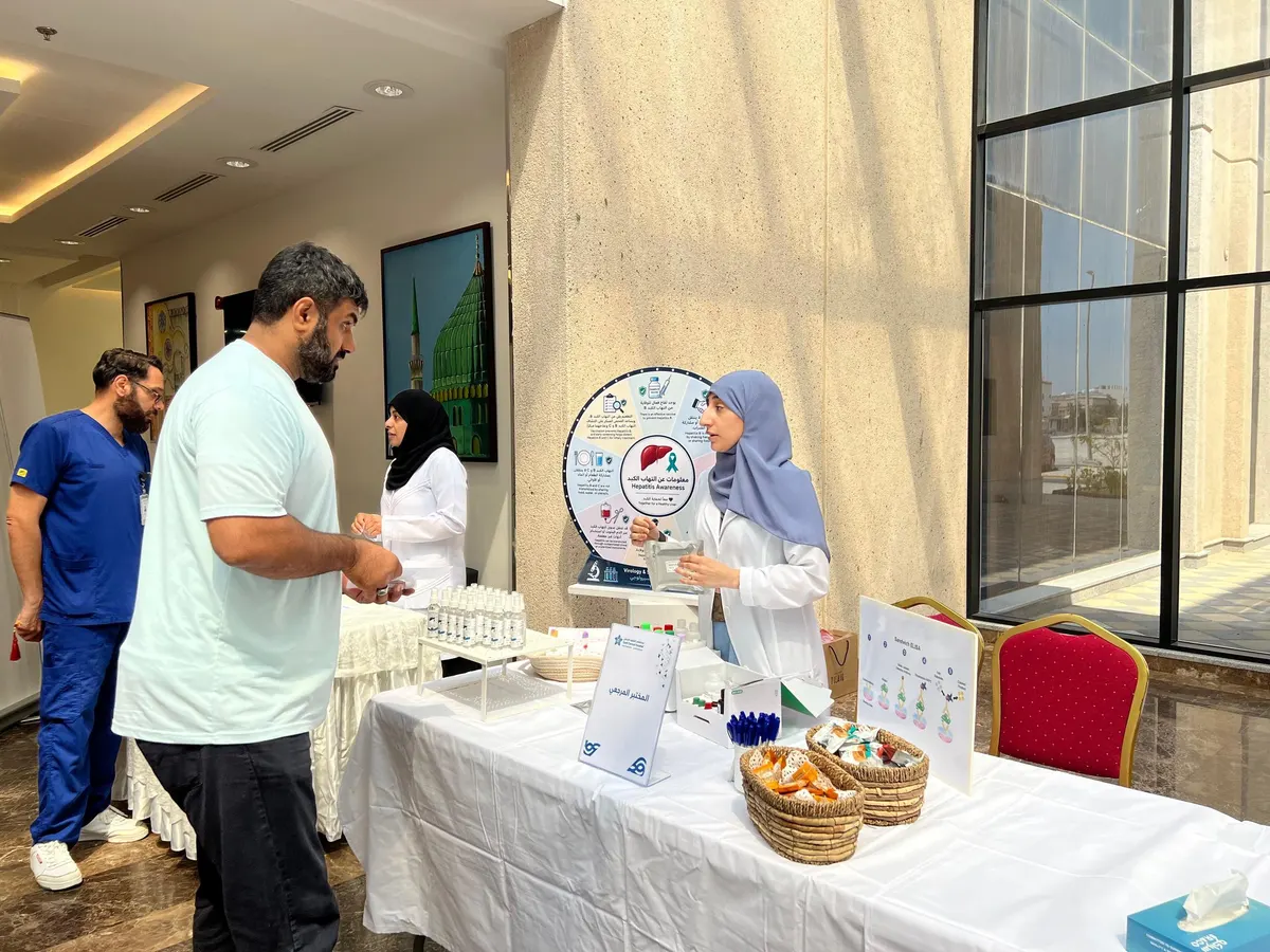 في مجيدية القطيف.. عيادات متخصصة وفحوصات ورسائل وقائية.. مركز السلمان يقود حملة توعوية شاملة في اليوم العالمي لالتهاب الكبد الفيروسي