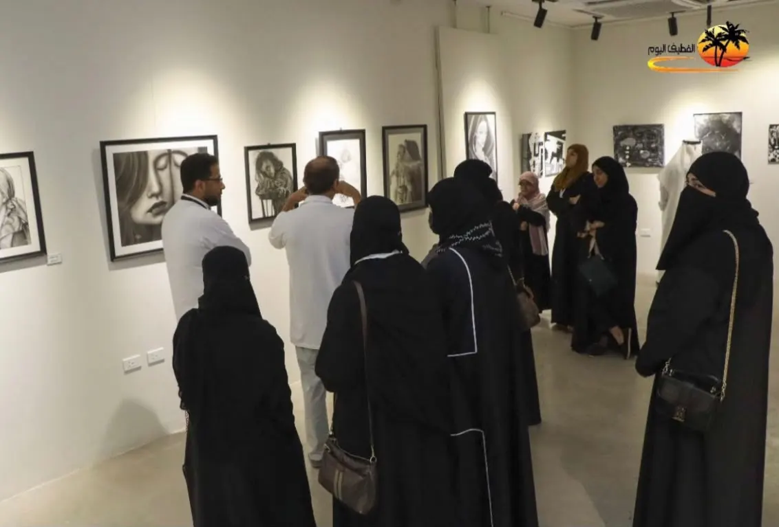 45 تجربة تشكيلية تحت سقف «روازن 6».. القطيف تحمل أعمالها الصغيرة إلى فضاء الفن بالدمام