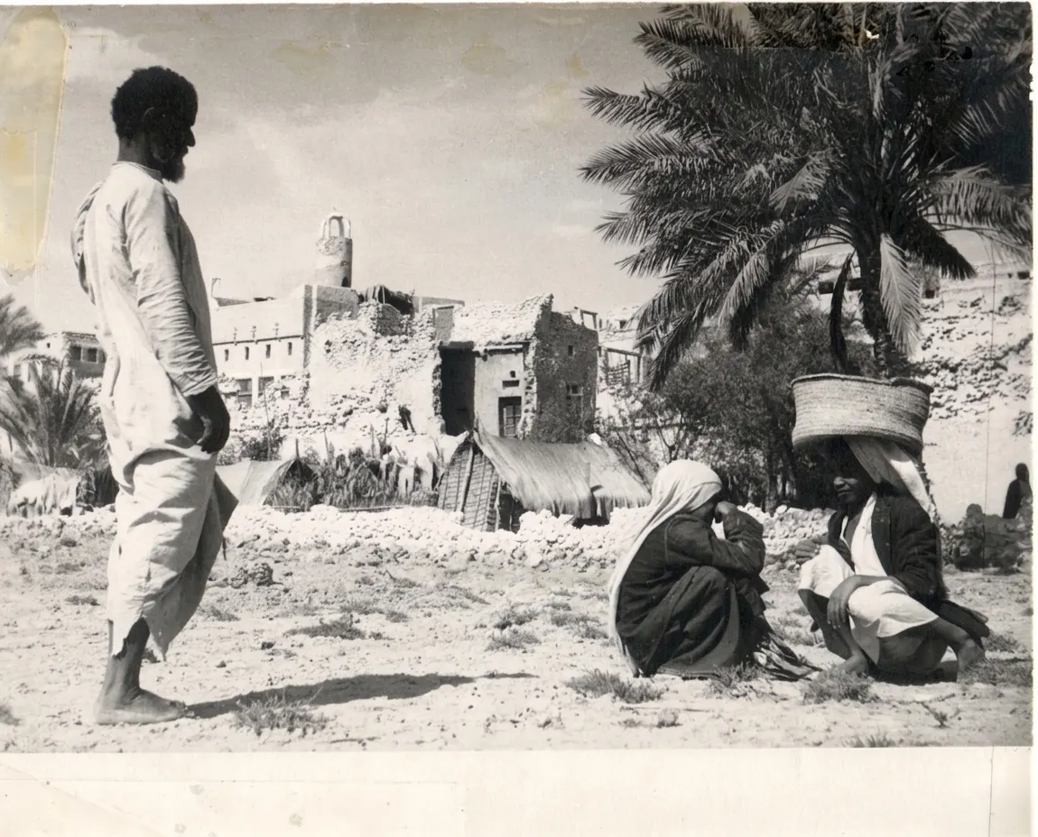من قلب قلعة القطيف.. صورة من 1948 تجمع الإنسان والنخلة ومئذنة «المنارة»