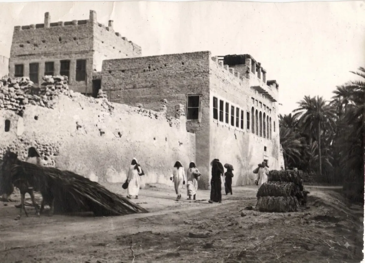 من تاريخ القطيف.. صورة نادرة من 1948 تعيد الحياة إلى «القلعة» بين البيوت والنخيل