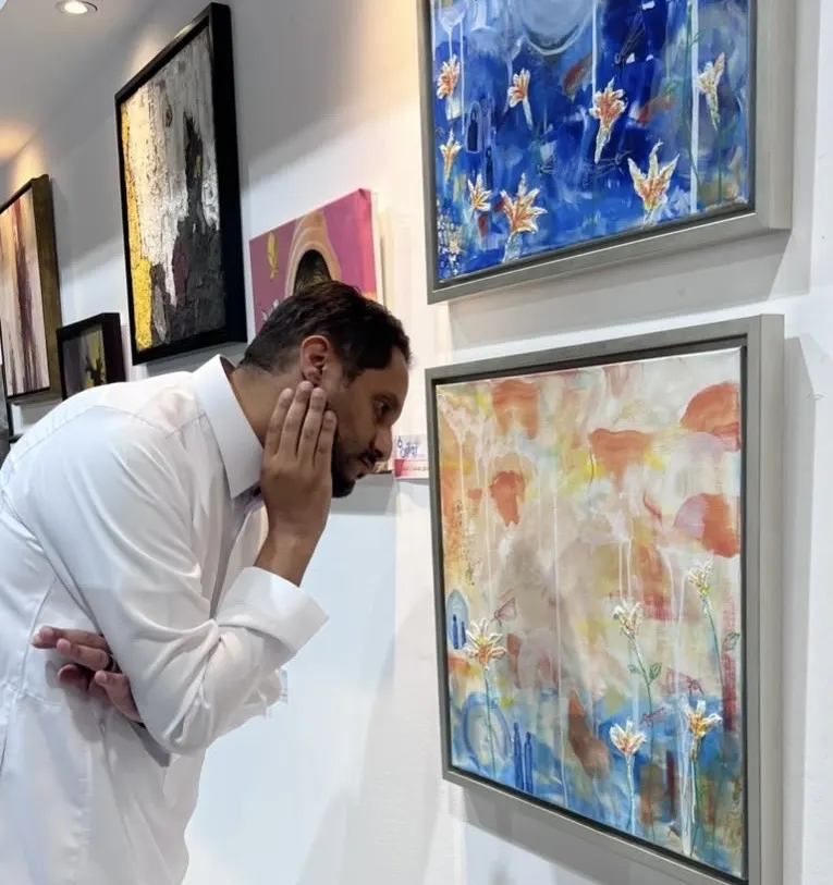 من سيهات وبين «بقايا ضوء» و«رقصة ورد».. سوسن السبع تنسج حوارًا لونيًا في «روازن 6»