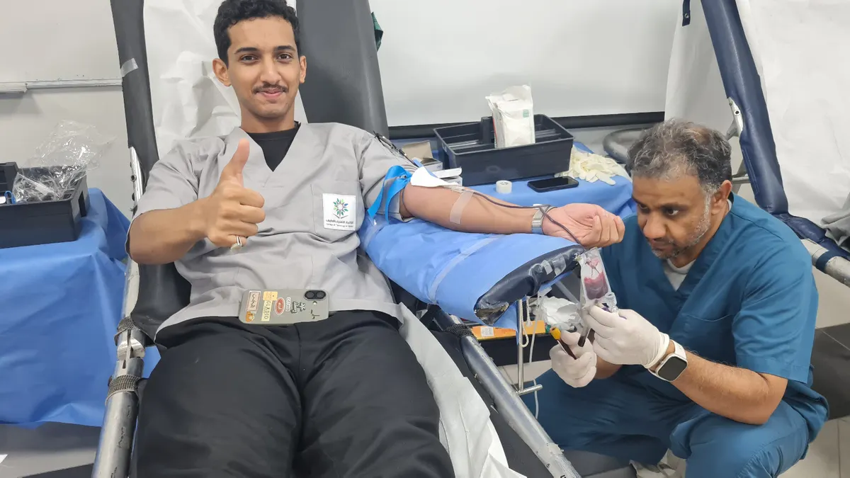احتفالاً باليوم الوطني.. «تقنية القطيف» تترجم العطاء بـ 100 متبرع بالدم