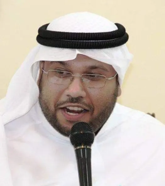 في سيهات وعلى أوتار الضحك.. أحمد الرمضان يحوّل الأطعمة والمواقف إلى موسيقى شعرية