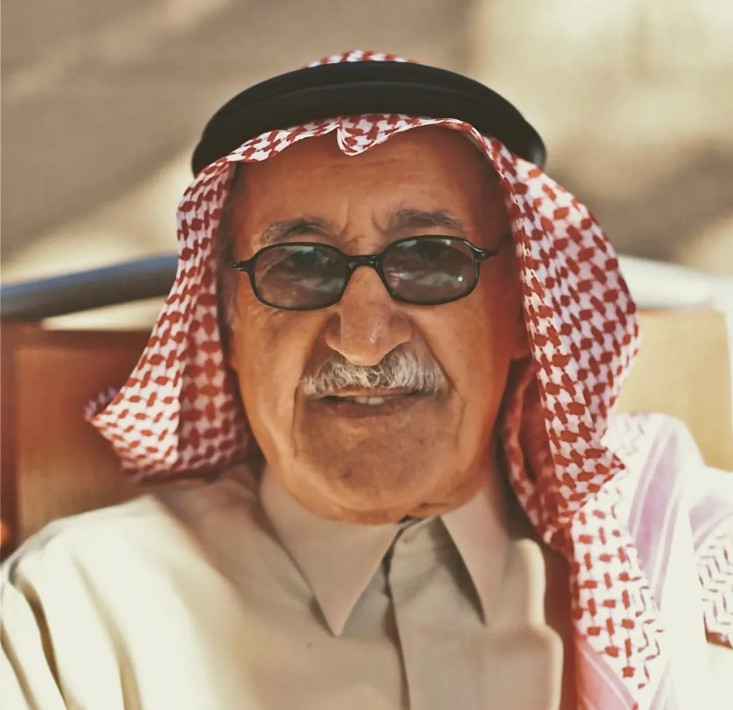 رحيل رائد الحداثة السعودية.. الشاعر والمفكر محمد العلي يودّع الحياة عن 94 عامًا