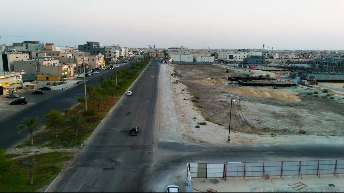 4 كيلومترات من التطوير غرب «دانة الرامس».. بلدية القطيف تعيد تأهيل شارع الحباب بن المنذر على مساحة 60 ألف متر مربع