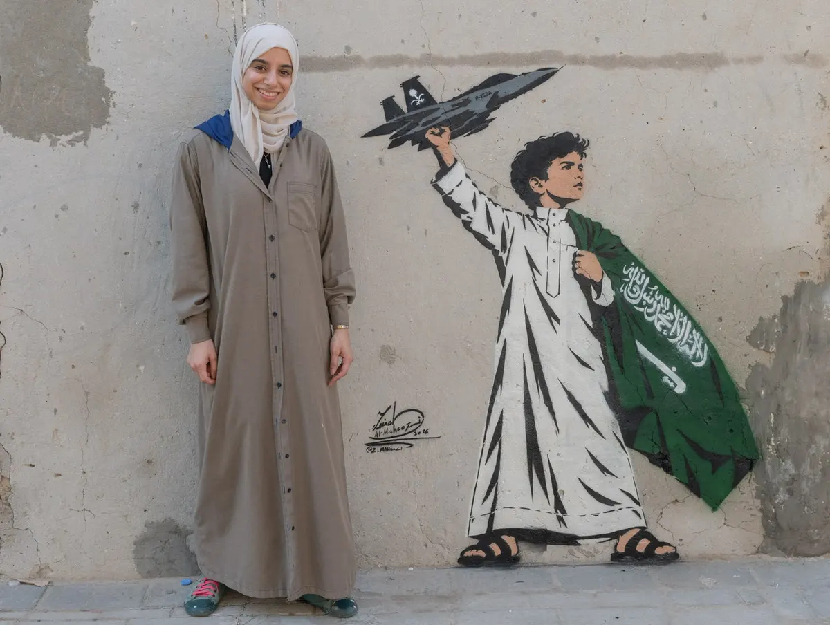 في يده قوة الوطن وعلى كتفه راية التوحيد.. «الماحوزي» تجسّد العزة السعودية على جدار «سنابس القطيف»