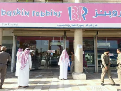 كاتبة: غلق المولات التجارية وقت الصلاة مستفز!