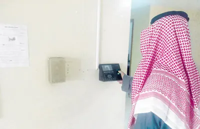 محامي: الموظف الذي يثبت حضوره وانصرافه دون أداء العمل يواجه السجن والغرامة