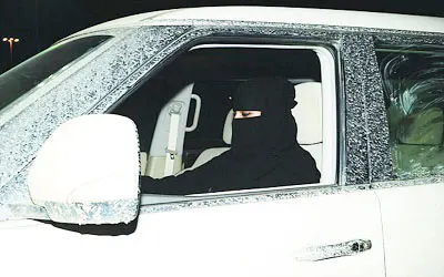 قيادة السيارة تتحول إلى ”فوبيا“ للنساء بعد الحوادث المرورية.. ومختص يحذر