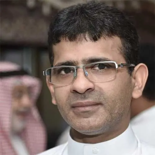 المرايا تبعث الوراء مسافة نُبصرها