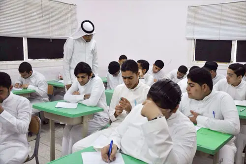 مغردون ينتقدون إيقاف طباعة الكتب.. واستبدالها بالمناهج الرقمية