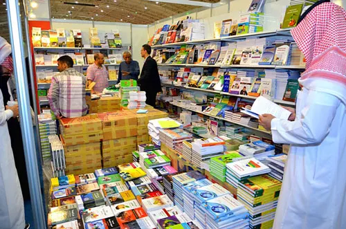 زوار معرض الرياض للكتاب ينادون بمقاهي مستقلة للتشجيع على القراءة