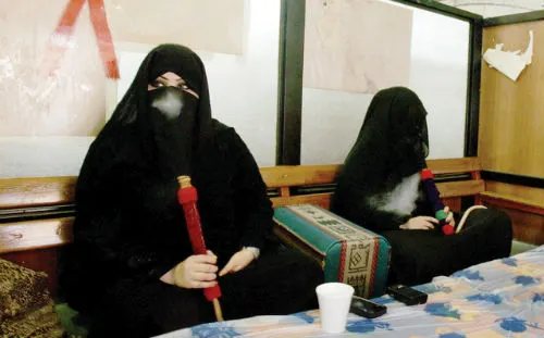 التدخين ونقص هرمون الاستروجين يؤثران على نبرة الصوت لدى النساء