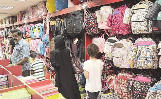 انحناءات وتقوسات.. حقائب المدارس الثقيلة تشوه أجساد أطفالنا