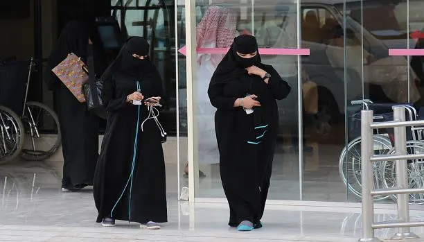 ”التعليم“ تسمح للنساء بدخول الأقسام الرجالية