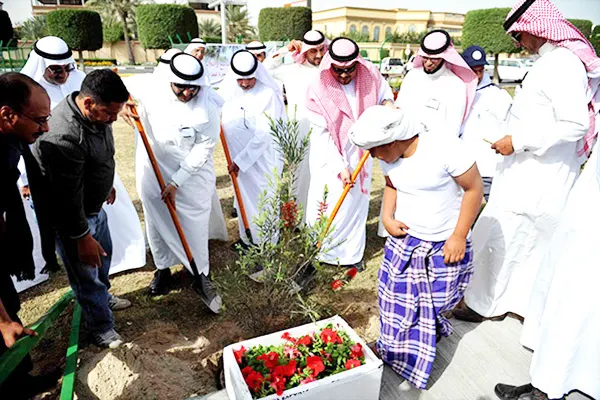 بلدية القطيف تدشن أسبوع الشجرة الـ 40 في كورنيش الهادي