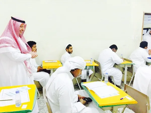 التحقيق مع معلمين حرضوا الطلاب على الغياب