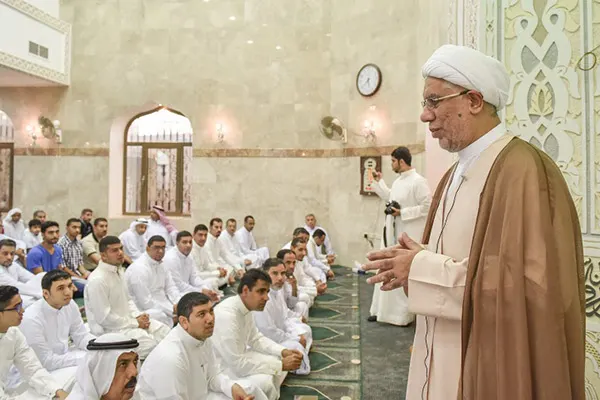 الشيخ اليوسف ينتقد ظاهرة البناء فوق القبور ويشيد بفعالية ”بر الوالدين“