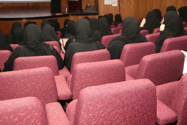 200 طالبة في معرض الإرشاد المهني بتعليم القطيف