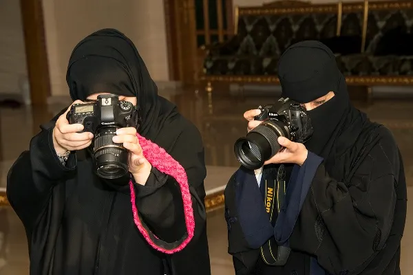 هيئة الإعلام تعلن شروط التصريح بالتصوير في الأماكن العامة والسياحية
